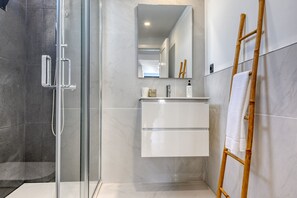 Shower, hair dryer, towels