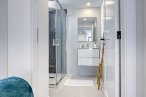 シャワー、ヘアドライヤー、タオル、石鹸