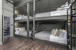 6 quartos, escrivaninha, ferros/tábuas de passar roupa, berço de viagem