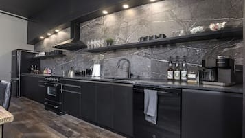 Geladeira, micro-ondas, fogão, cooktop