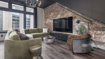 Smart TV, livros, biblioteca musical, aparelho de som