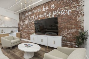 Interior - Glamorous Heart of Kentucky 4 Bed 2 bath Luxury Suite (Louisville)