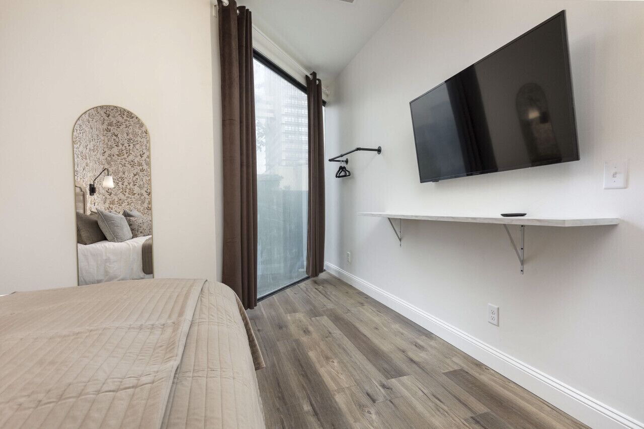 4 bedrooms, desk, iron/ironing board, travel crib