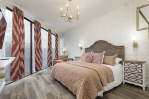 4 bedrooms, desk, iron/ironing board, travel crib - Glamorous Heart of Kentucky 4 Bed 2 bath Luxury Suite (Louisville)