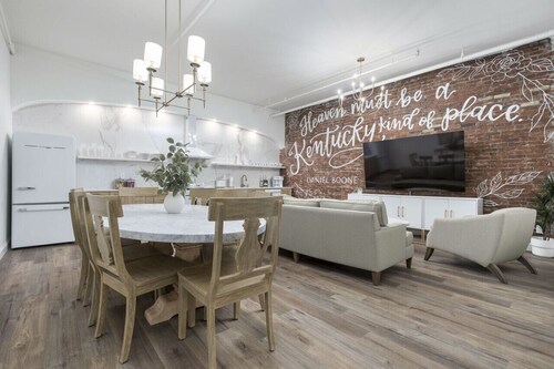 Glamorous Heart of Kentucky 4 Bed 2 bath Luxury Suite