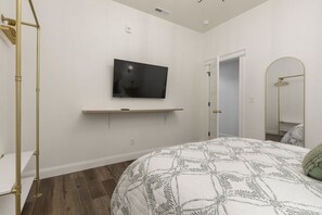 4 bedrooms, desk, iron/ironing board, travel crib - Glamorous Heart of Kentucky 4 Bed 2 bath Luxury Suite (Louisville)