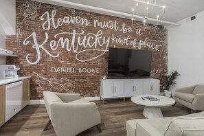 Interior - Glamorous Heart of Kentucky 4 Bed 2 bath Luxury Suite (Louisville)