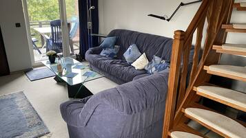 Fernseher, DVD-Player, Bücher, Stereoanlage