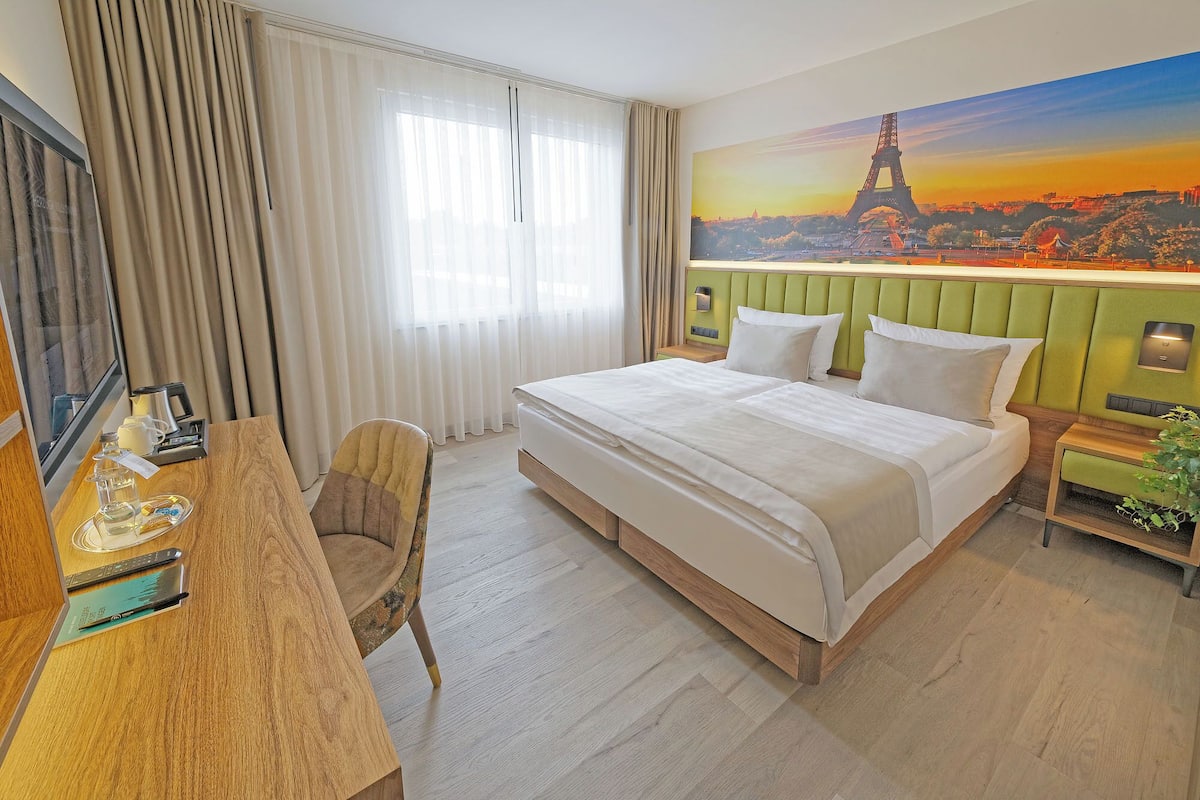 Superior-Doppelzimmer | Hochwertige Bettwaren, Daunenbettdecken, Schreibtisch