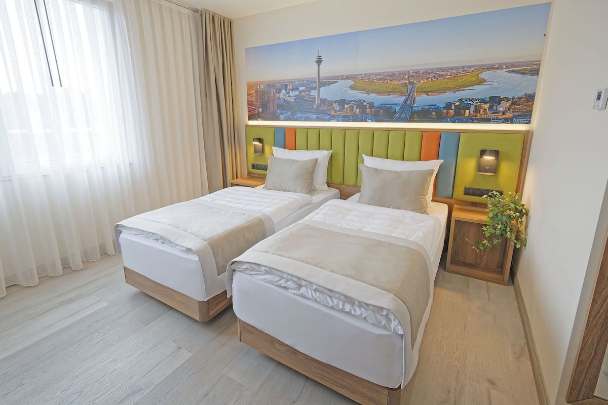Comfort-Doppel- oder -Zweibettzimmer | Hochwertige Bettwaren, Daunenbettdecken, Schreibtisch