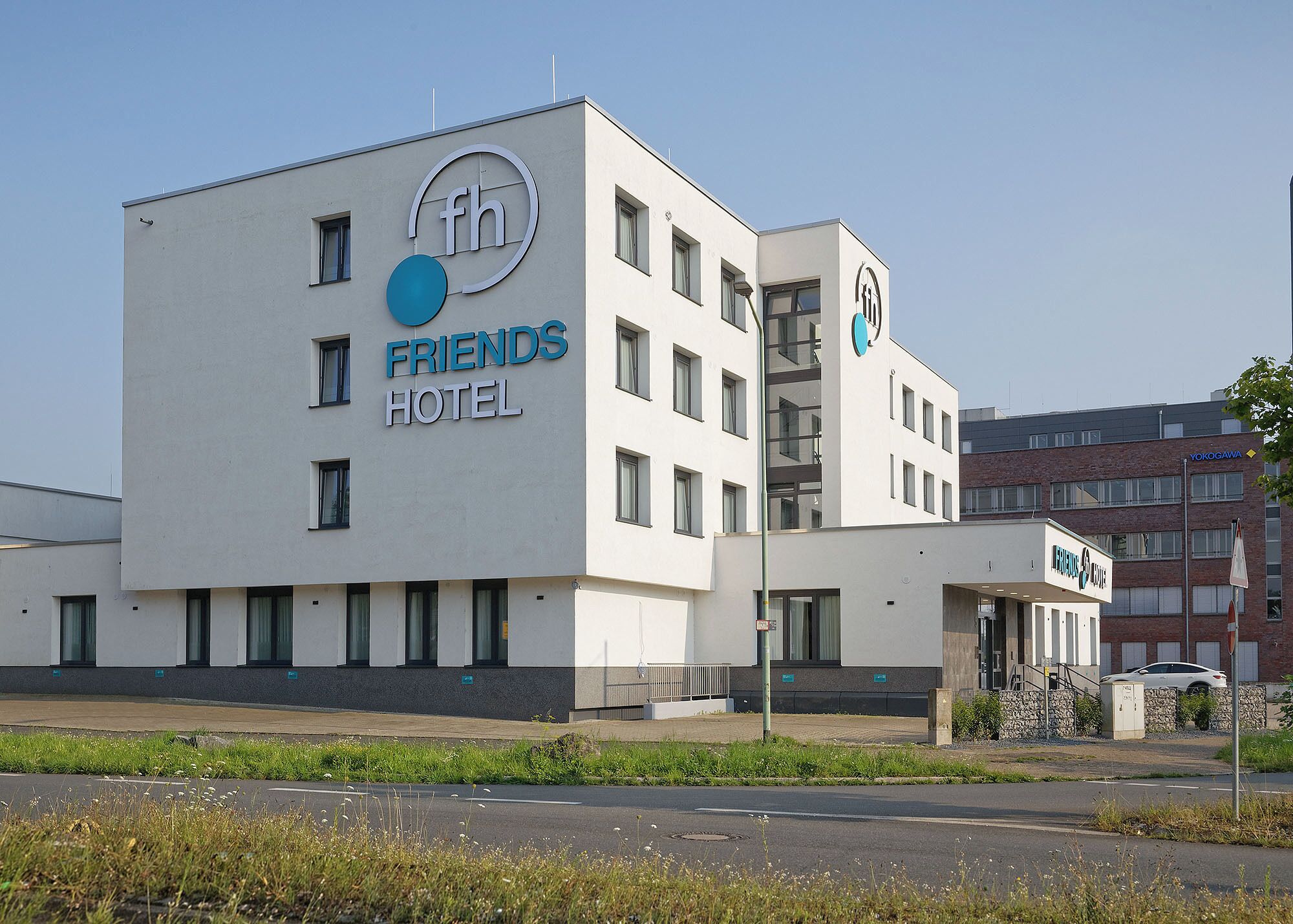 Un edificio moderno con un letrero que dice 'Friends Hotel'.