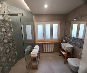 Shower, free toiletries, hair dryer, bidet
