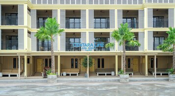 Un hotel de varios pisos con balcones, palmeras y un cartel que dice "CENTARALIFE LAMAI RESORT SAMUI".