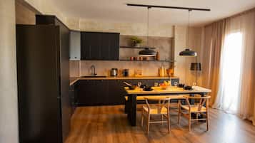 Frigorifero, microonde, forno, piano cottura