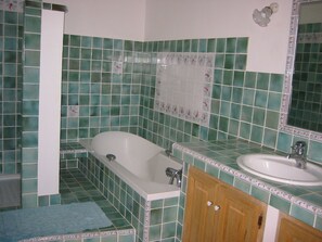 A bathroom with a bathtub, a sink, and a shower. - Gite de Charme 2 Pers en Luberon, Calme, vue Panoramique, Piscine , Cheminée (Lacoste)