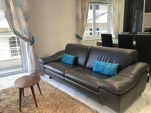 Appartamento Classic | Area soggiorno | TV a schermo piatto 46 pollici con canali digitali, Netflix