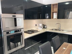 Appartement Classique | Cuisine privée | Grand réfrigérateur, micro-ondes, four, plaque de cuisson