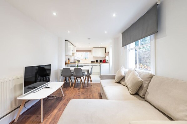 TV - Cozy 3-Bedroom Home (WHS17) (Greater London)