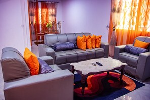 TV - Bonamoussadi Gardens Maisonn Avec Grande Piscine (Douala)