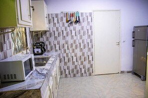 Fridge, microwave, oven, stovetop - Bonamoussadi Gardens Maisonn Avec Grande Piscine (Douala)