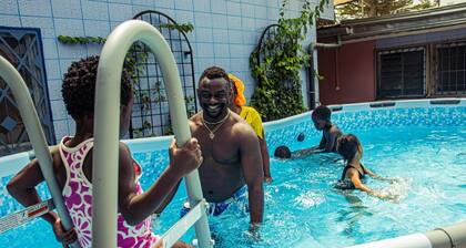 Bonamoussadi Gardens Maisonn Avec Grande Piscine