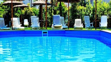 Piscina stagionale all'aperto, ombrelloni da piscina, lettini