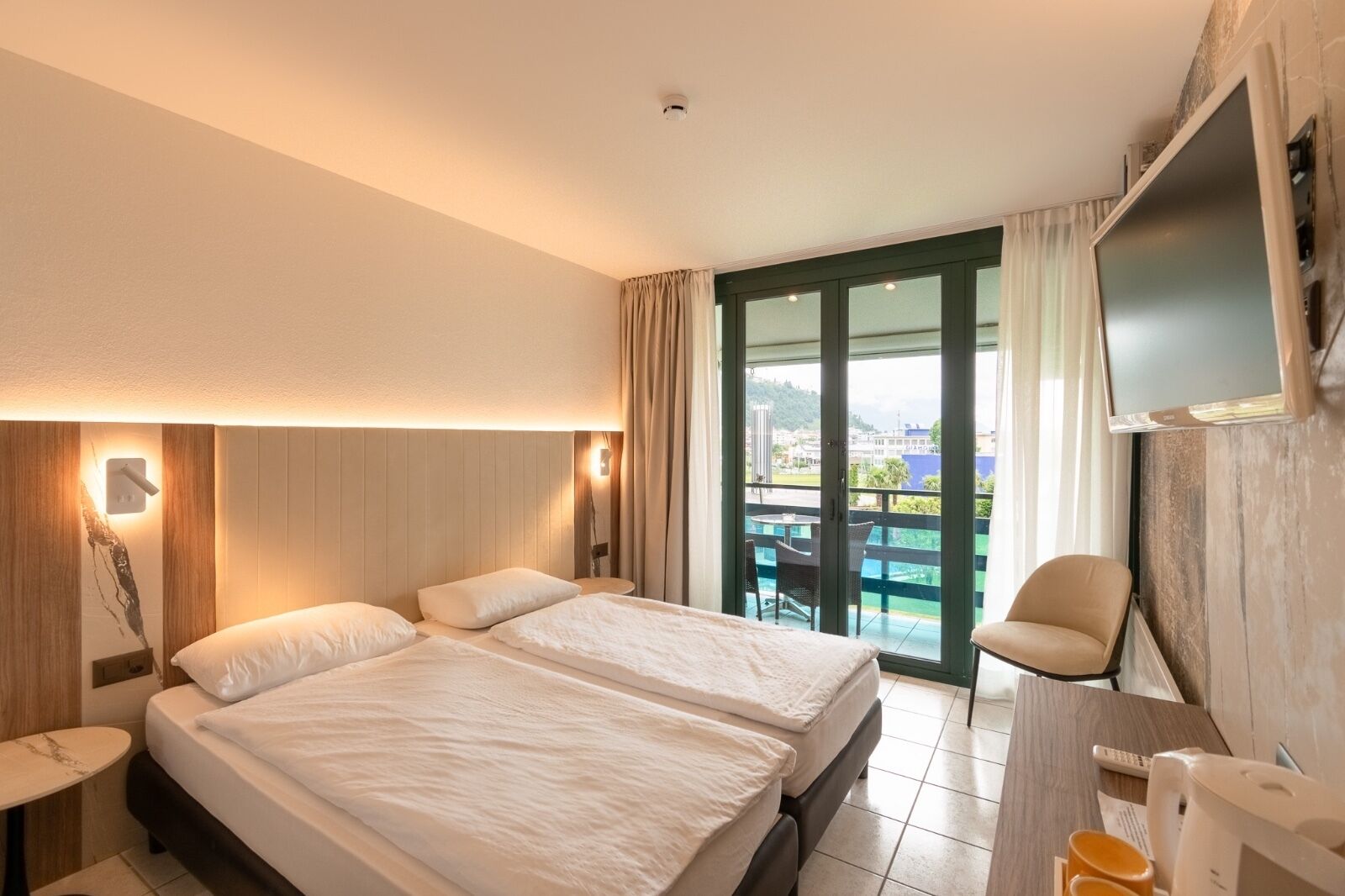 غرفة مزدوجة كلاسيكية | خزنة داخل الغرفة ومكتب وستائر تعتيم وتجهيزات عازلة للصوت