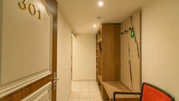 Family Triple Room | In-room safe, desk, blackout drapes, soundproofing