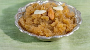 Un plat sucré servi dans un bol et décoré d’amandes.