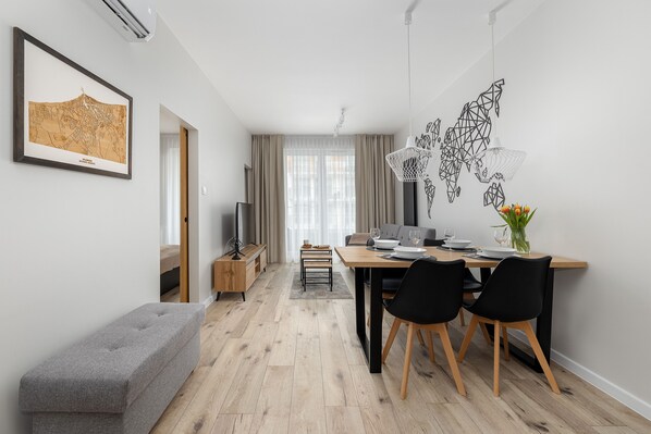 Apartment, 1 Schlafzimmer, Sauna, Hafenblick | Wohnzimmer | 42-Zoll-Flachbildfernseher mit Satellitenempfang