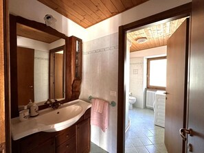Shower, hair dryer, bidet, towels - Faro sul Lago apt – Colonno (Colonno)