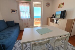 Dining - C22 Beach Front Little Villa - spa Bath, Pool, Private Beach (Marina di Andora)