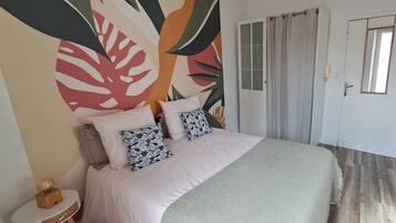 Een strijkplank/strijkijzer, wifi, beddengoed