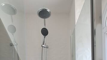 Een haardroger, handdoeken, zeep, toiletpapier