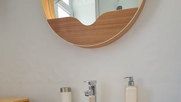 Secadora de cabello, toallas, jabón, papel de baño