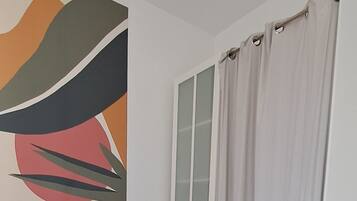 Een strijkplank/strijkijzer, wifi, beddengoed