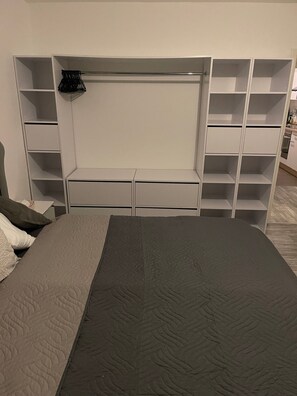 2 habitaciones, tabla de planchar con plancha, wifi y ropa de cama