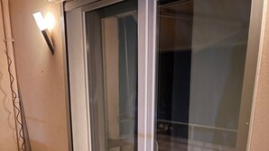 A sliding glass door leading to an outdoor balcony with a tiled floor. - Gemütliche 3 Zimmer Wohnung in Wolfenbüttel Linden (Wolfenbüttel)