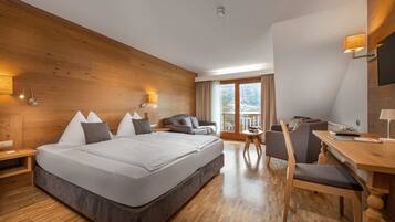 Superior Double Room with Lake View | Zimmersafe, Schreibtisch, kostenloses WLAN, Bettwäsche