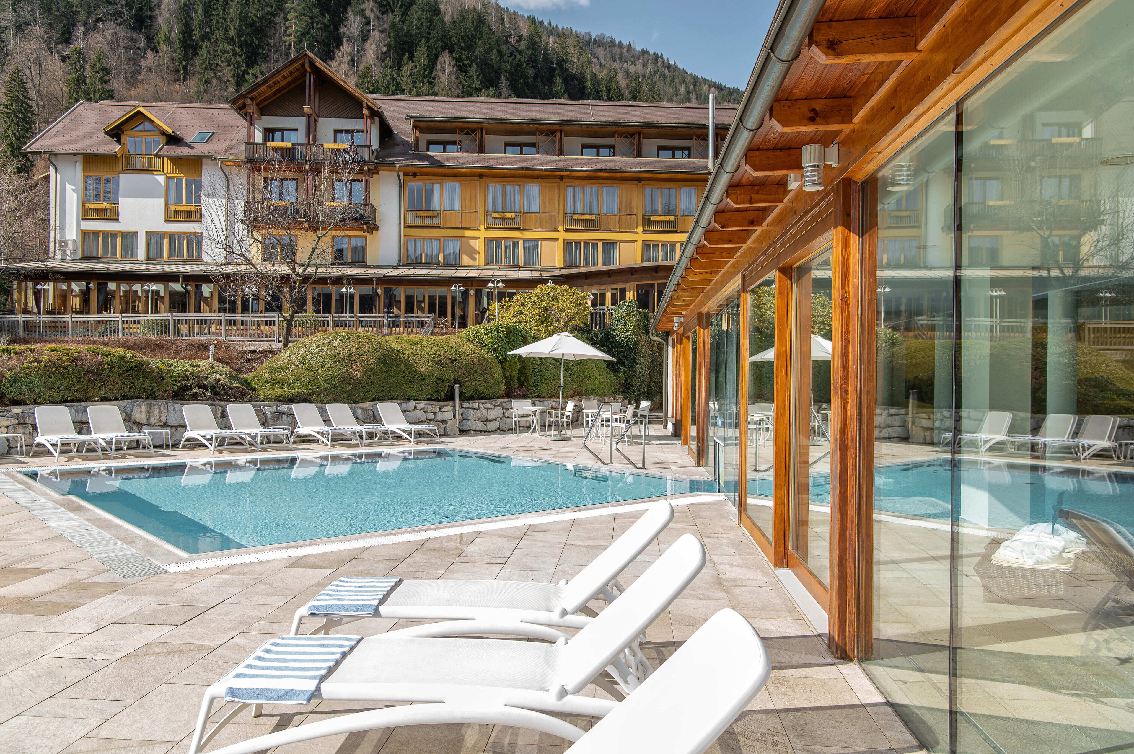 室内游泳池，室外游泳池，09:00 至 20:00 开放, 池畔遮阳伞, 日光浴躺椅