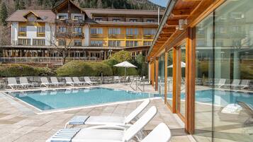 Piscina interna, piscina externa, funciona das 9h às 20h, guarda-sóis