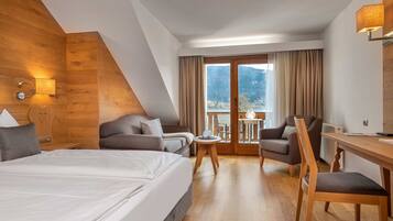 Double Room Mountain View with Balcony | Cofres nos quartos, escrivaninha, Wi-Fi de cortesia, roupa de cama