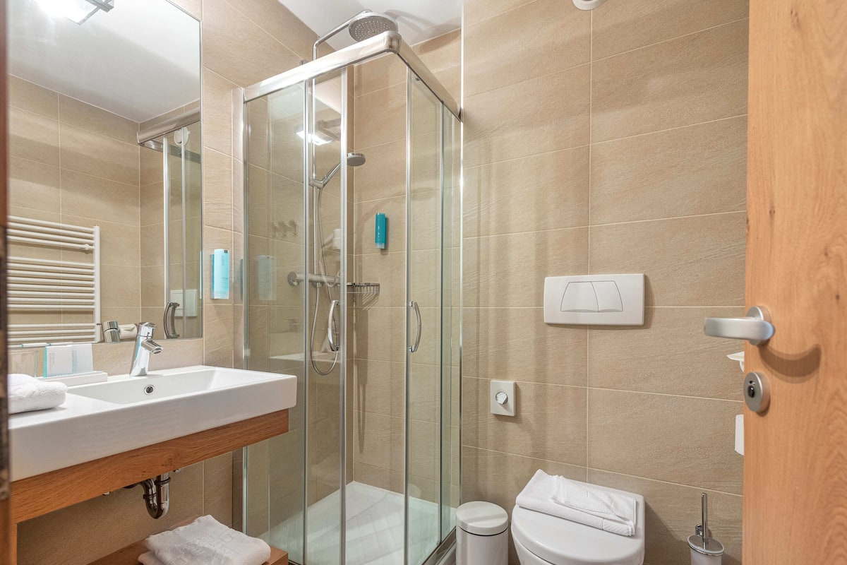 ของใช้ในห้องน้ำฟรี, เสื้อคลุมอาบน้ำ, รองเท้าสวมภายในห้อง, ผ้าเช็ดตัว