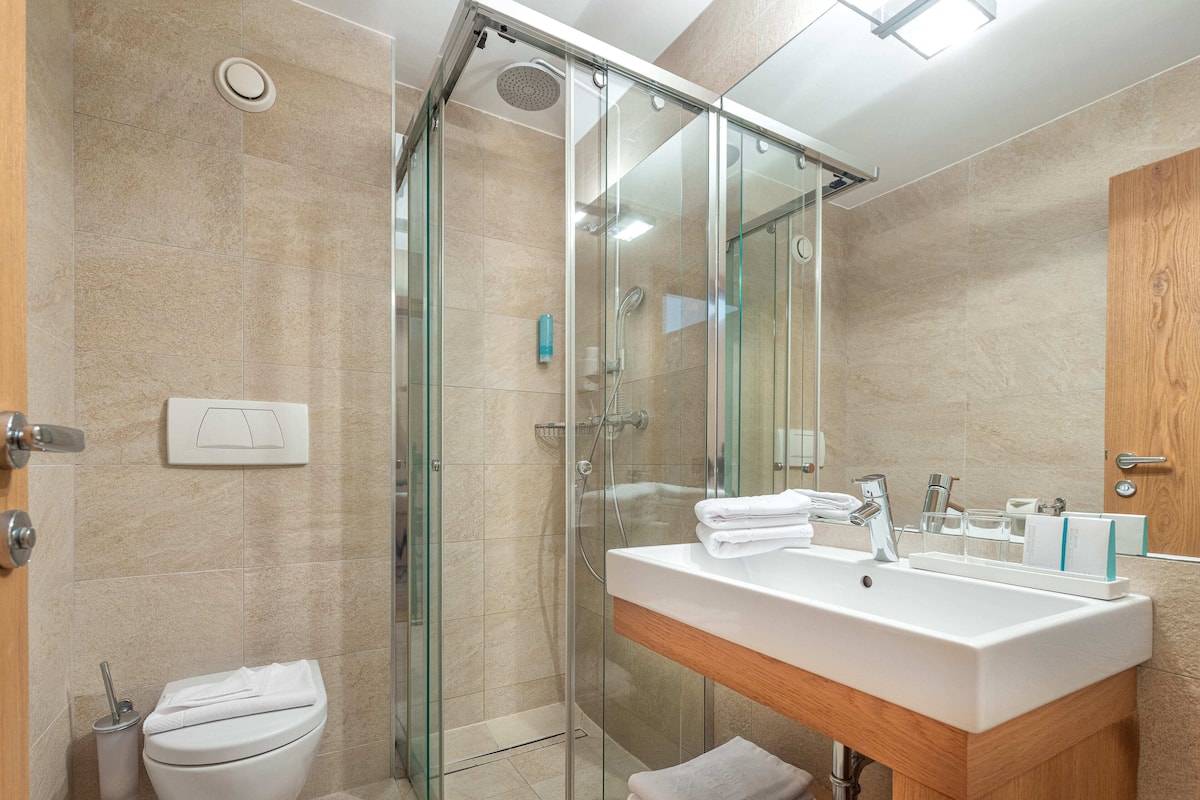 ของใช้ในห้องน้ำฟรี, เสื้อคลุมอาบน้ำ, รองเท้าสวมภายในห้อง, ผ้าเช็ดตัว