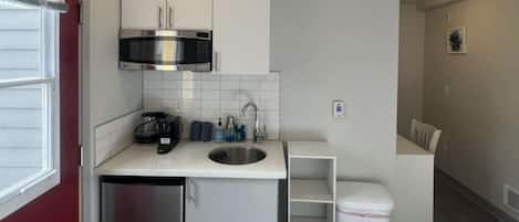 Een magnetron, een koffiezetapparaat/waterkoker