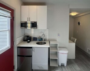 Micro-ondes, cafetiĂšre/bouilloire