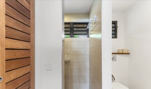 Shower, hair dryer, towels - Coastal Bliss: 1BR Bungalow by the Sea in Moorea (Moorea)