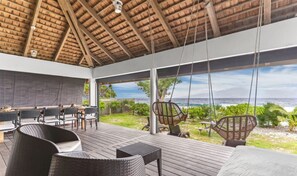 Outdoor dining - Coastal Bliss: 1BR Bungalow by the Sea in Moorea (Moorea)