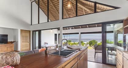 Shoreline Getaway: Spacious 3BR Villa in Moorea