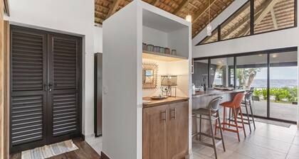 Shoreline Haven: 1BR Bungalow by the Sea in Moorea